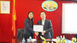 Bà Đào Mai Anh – Chủ tịch HĐQT ICDL Việt Nam trao Chứng nhận Trung tâm khảo thí ICDL cho trường Cao đẳng Cơ điện Hà Nội.