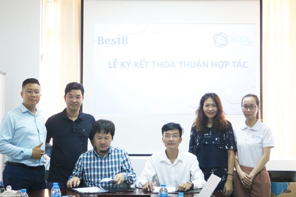 Ông Phạm Anh Cường – Sáng lập, kiêm CEO Hệ sinh thái doanh nghiệp BestB và ông Phạm Hoàng Cường - Giám đốc điều hành ICDL Việt Nam ký kết thỏa thuận hợp tác.